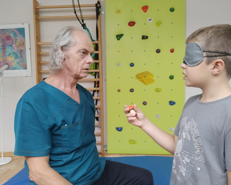 Aletxu Oficialdegui realizando una valoración de neurodesarrollo infantil en su consulta de Pamplona