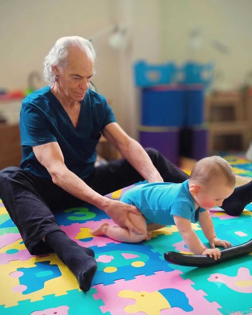 Aletxu Oficialdegui realizando una sesión de fisioterapia pediátrica para favorecer el neurodesarrollo de un bebé en Pamplona